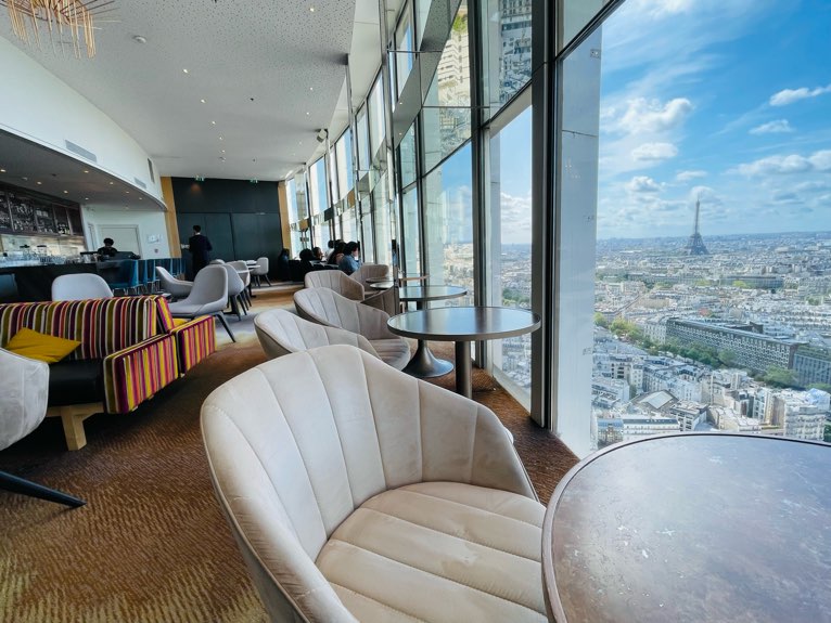 パリのホテルのバーからの眺め